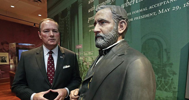 MSU President Mark Keenum with a statue of Ulysses S. Grant.